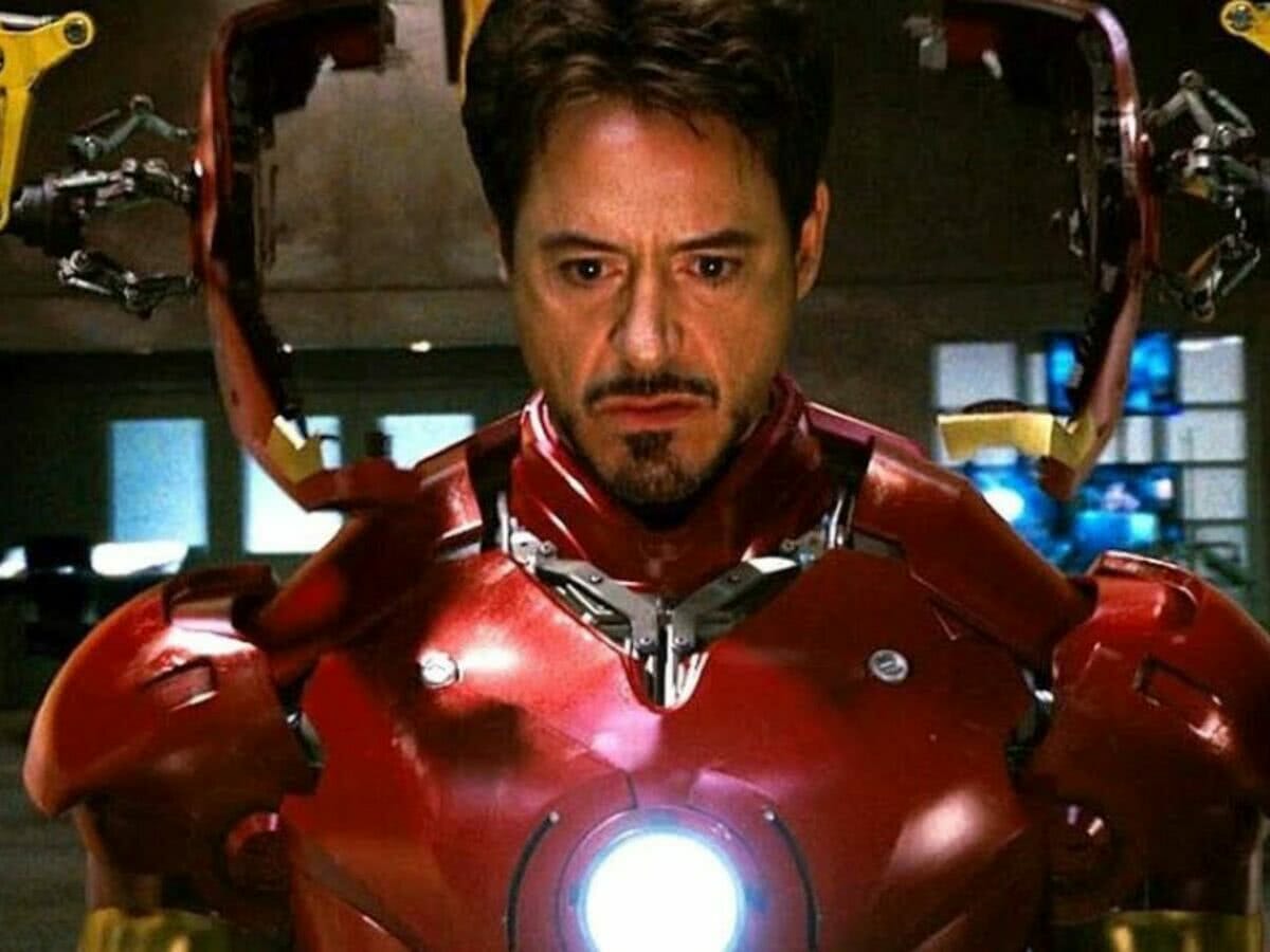 Robert Downey Jr. como Homem de Ferro