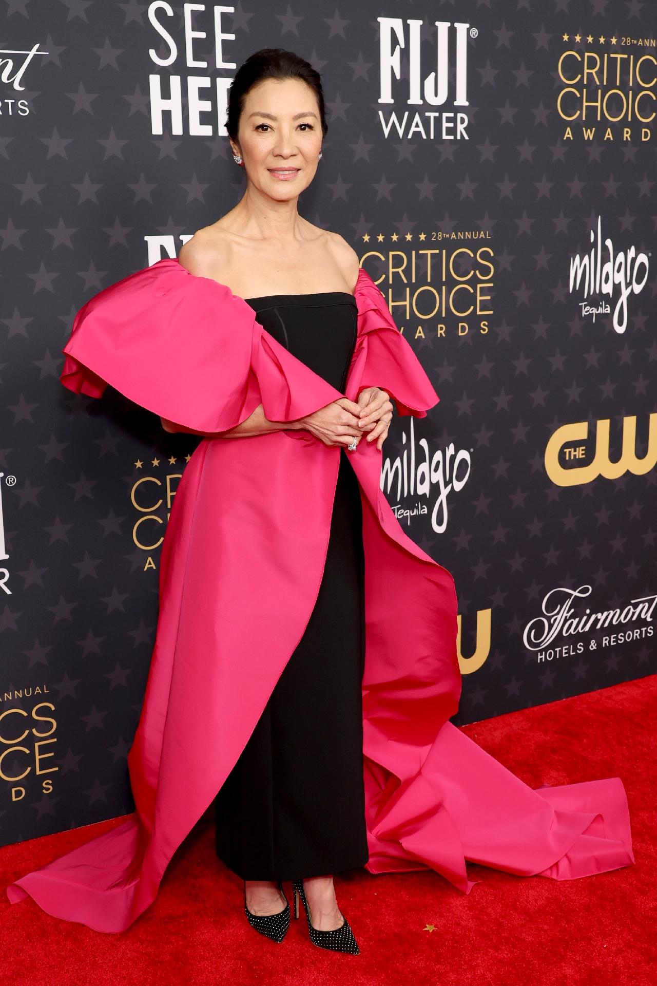 Michelle Yeoh no Critics Choice Awards - Monica Schipper / Equipe