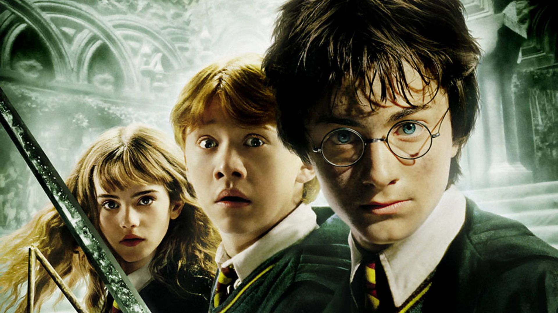 Depois de um ano mágico e repleto de desafios em Hogwarts, Harry Potter se vê no centro de um mistério em 