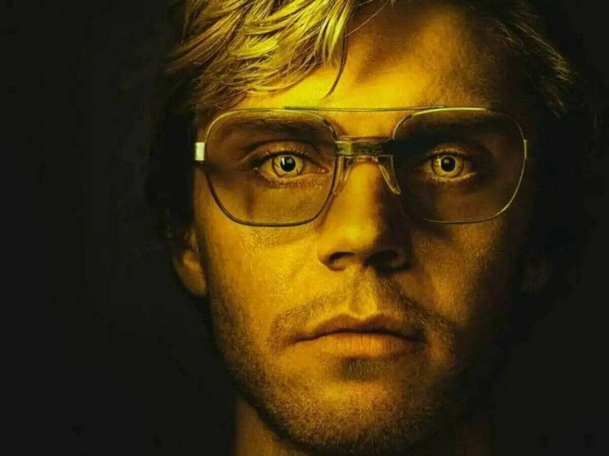 Evan Peters como Jeffrey Dahmer em Dahmer: Um Canibal Americano.