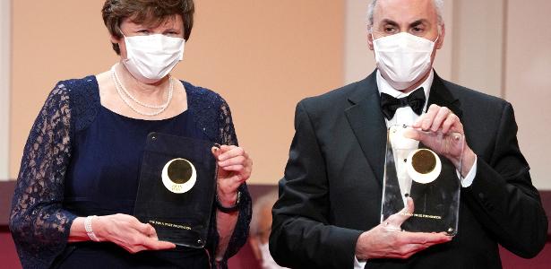 FOTO DO ARQUIVO: Os ganhadores do Prêmio Japão 2022, a bioquímica húngaro-americana Katalin Kariko e o médico-cientista americano Drew Weissman posam com seus troféus durante a cerimônia de entrega
